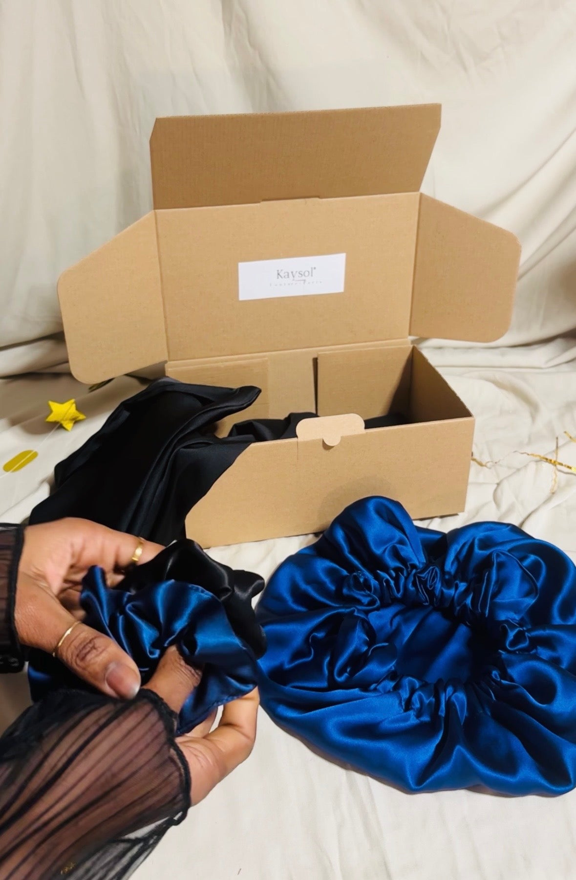 Coffret soie de mûrier noir et bleu marine avec taie 22 mommes, bonnet réversible 19 mommes en soie des deux faces et chouchous assortis.
