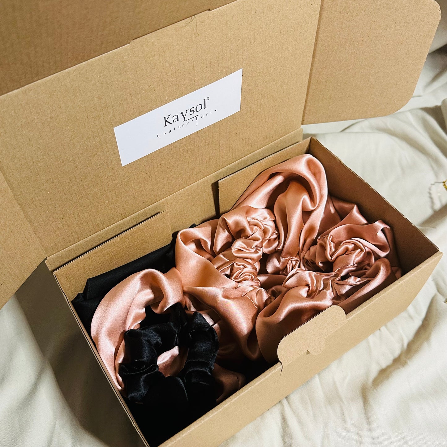 Coffret | 100 % Soie de mûrier | Taie en Soie | Bonnet et Chouchous assorti | Noir/Nude