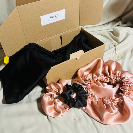 Coffret Bonnet Soie Rose Nude 19 Mommes + Taie 50x70 Noire + 2 Chouchous | 100% Soie de Mûrier | Certificat Inclus