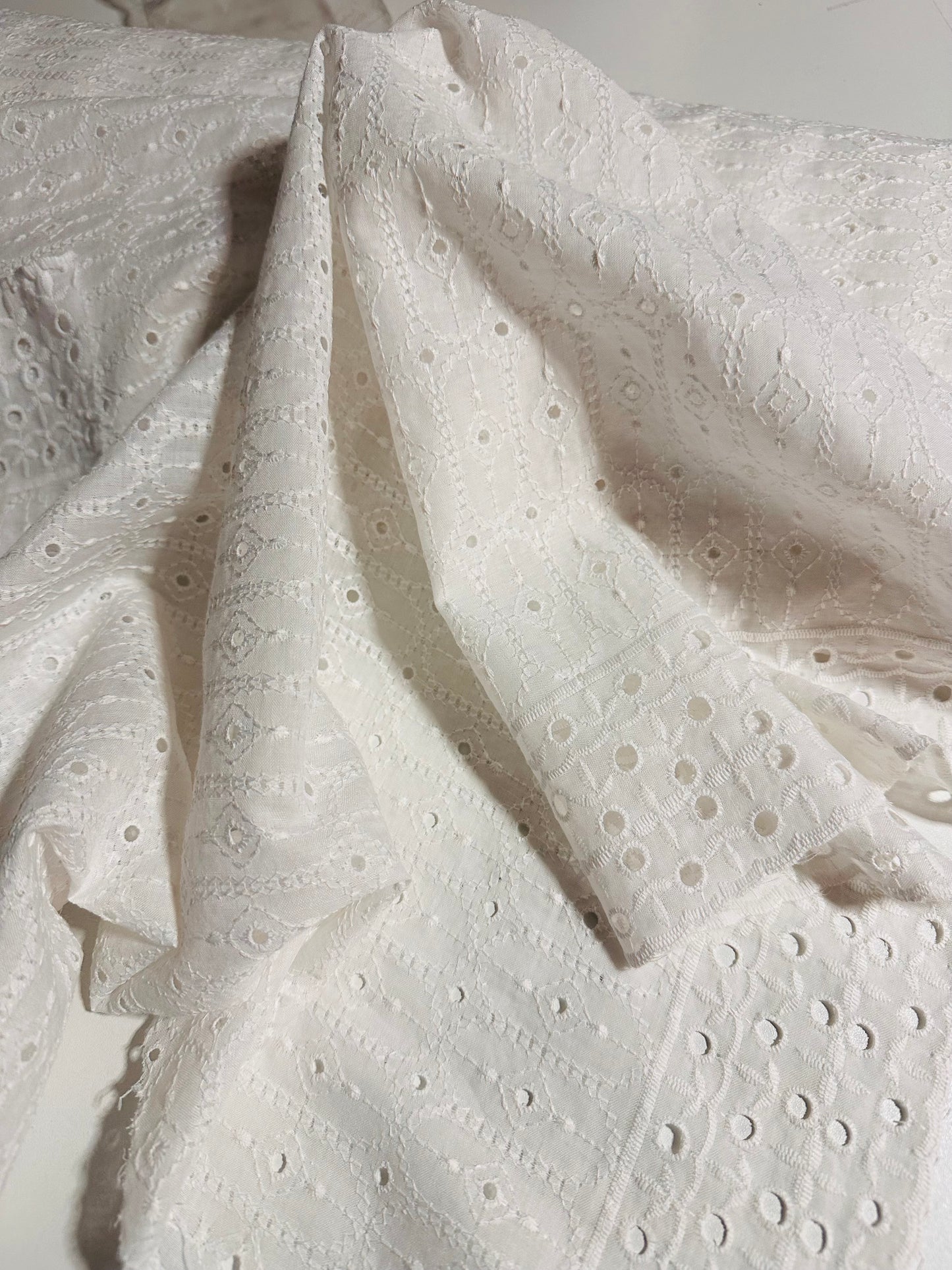 Tissu Broderie Anglaise Coton Premium – Coupon 1 à 5 m