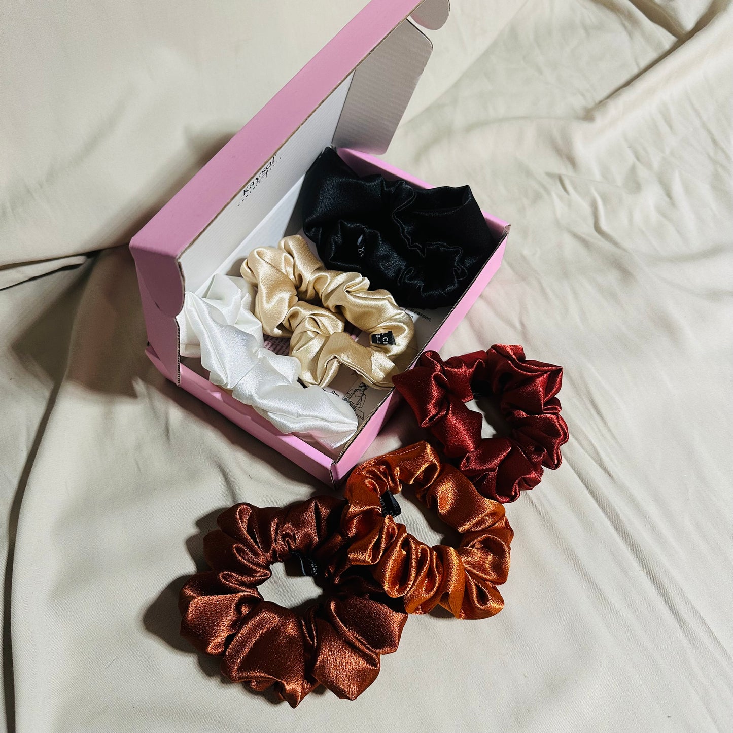 Coffret 6 chouchous en satin premium nuance brun. Protège les cheveux, limite la casse et apporte élégance et brillance. Livraison internationale.