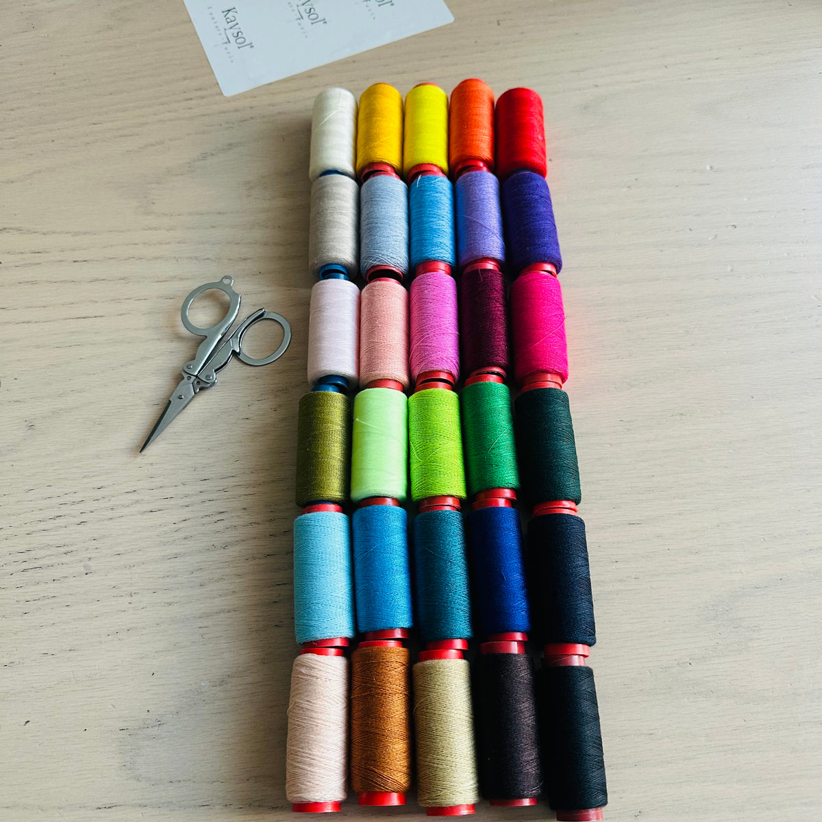 Hilo de coser 100 % poliéster – Bobina aprox. 200 m – Varios colores