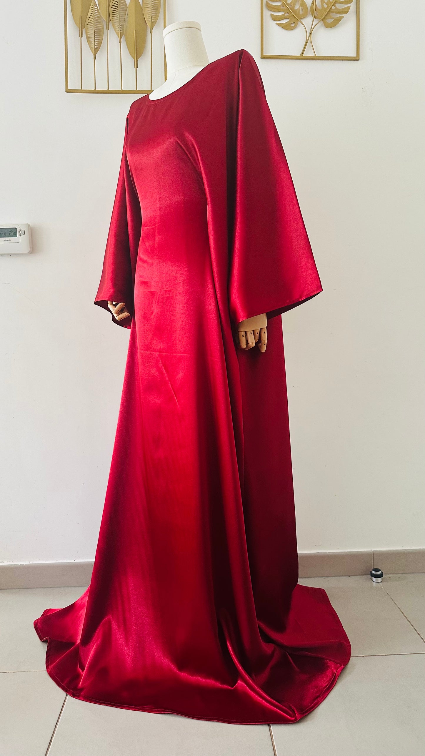Robe Nayla longue en satin brillant coupe chauve-souris avec ceinture torsadée, idéale pour mariage, demoiselle d’honneur, cérémonie ou tenue Aïd – Kaysol Couture.