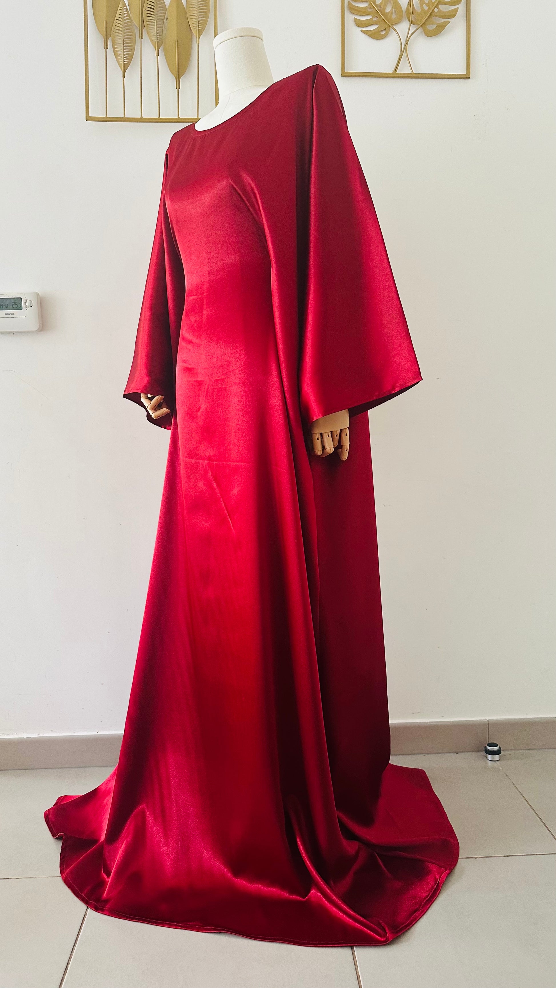 Robe Nayla longue en satin brillant coupe chauve-souris avec ceinture torsadée, idéale pour mariage, demoiselle d’honneur, cérémonie ou tenue Aïd – Kaysol Couture.