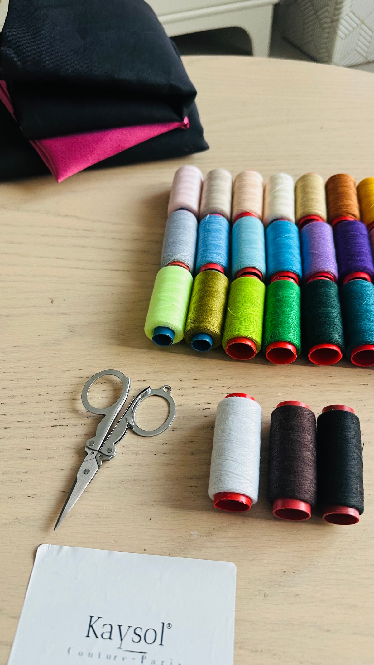 Hilo de coser 100 % poliéster – Bobina aprox. 200 m – Varios colores