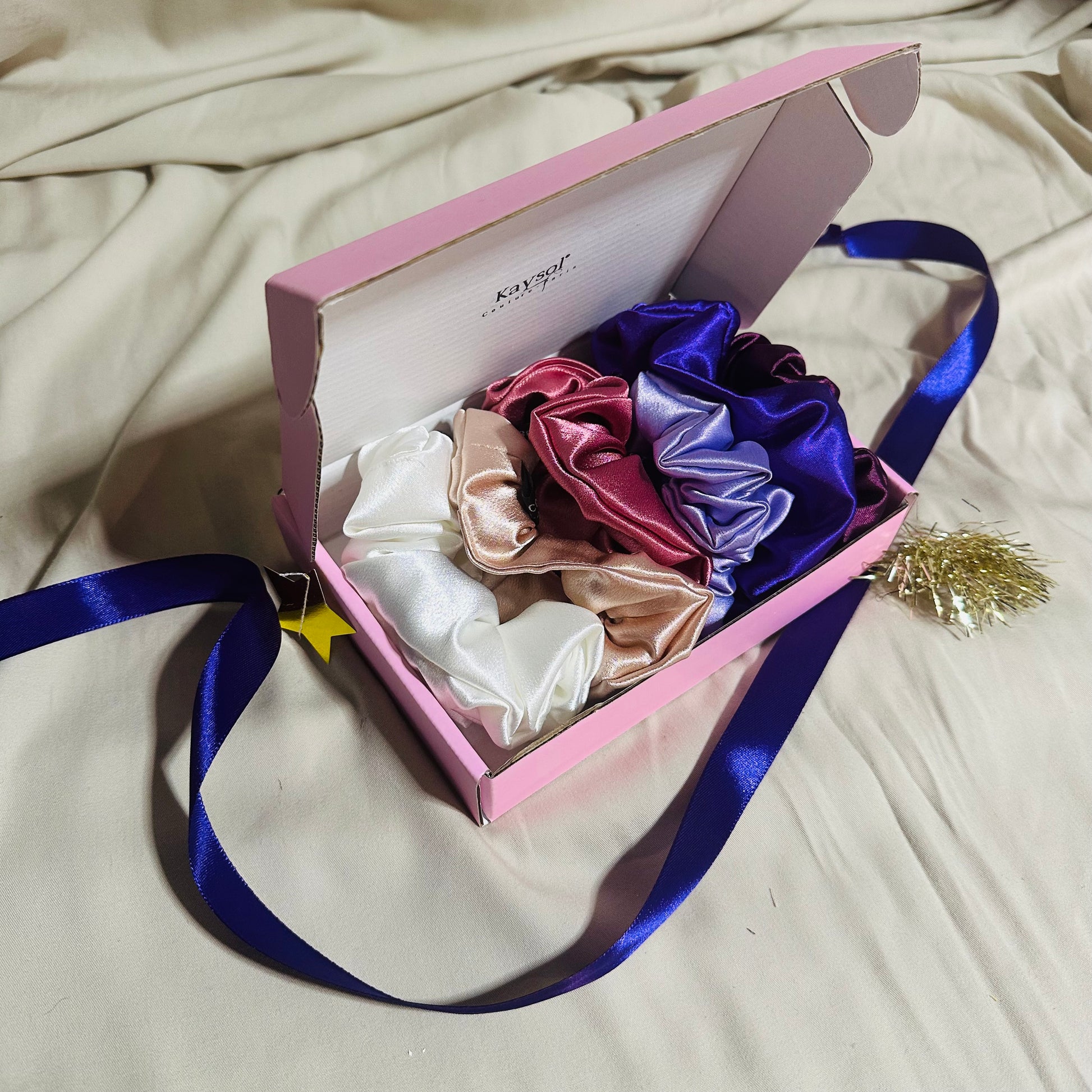 Coffret 6 chouchous en satin premium nuance girly comprenant blanc, nude, rose, violet et bordeaux, taille moyenne.