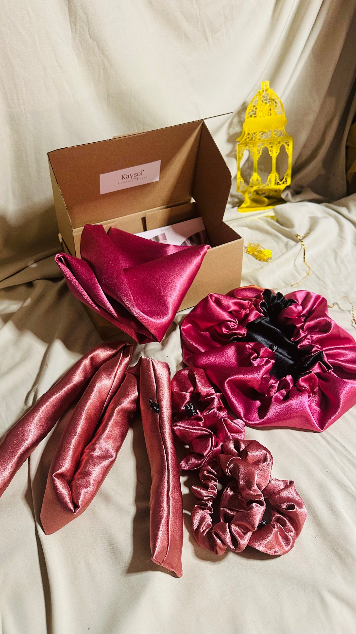 Box boucleur cheveux sans chaleur en satin premium avec bonnet recto verso, heatless curls rose gold, 3 chouchous et taie d’oreiller assortie.
