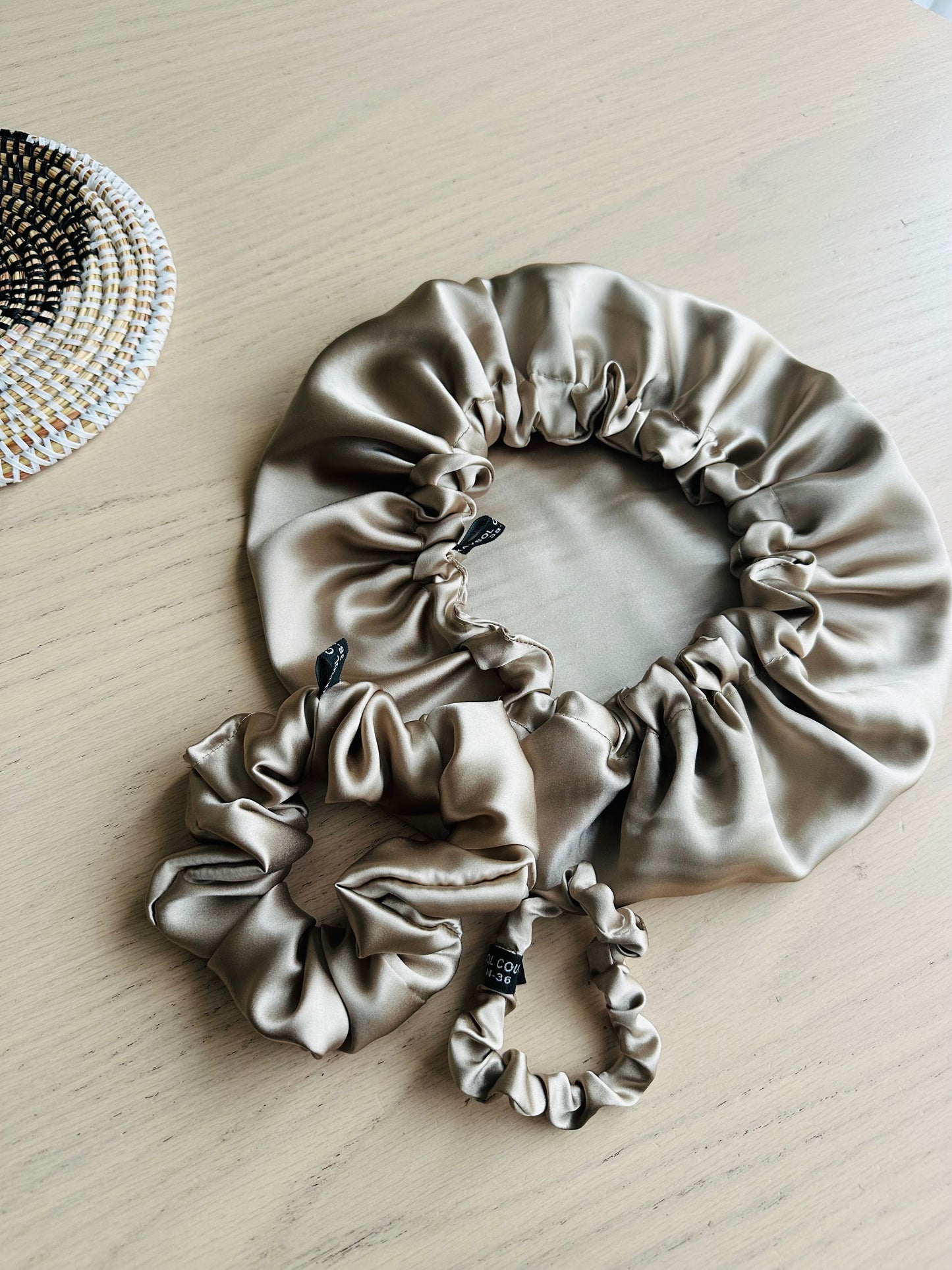 Set bonnet +  2 chouchous en  100 % Soie de mûrier 19 mommes – Beige champagne