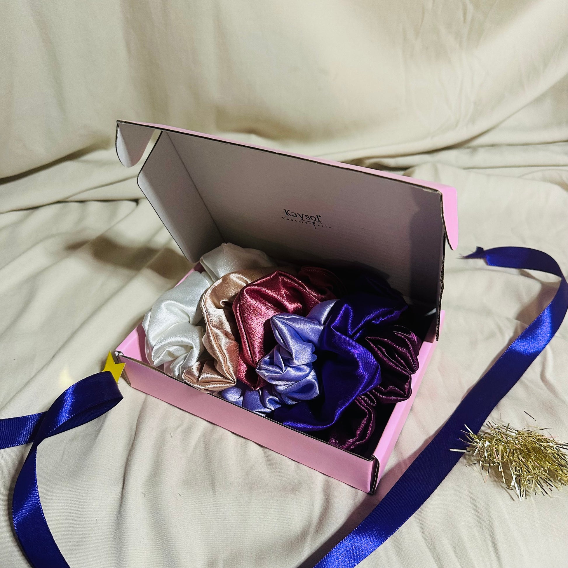 Coffret 6 chouchous en satin premium nuance girly comprenant blanc, nude, rose, violet et bordeaux, taille moyenne.