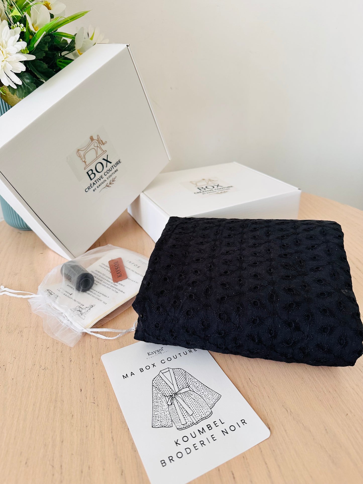 Cousez le kimono KOUMBEL en broderie anglaise noire 100% coton. Box complète avec tissu, patron du 34 au 56, accessoires et vidéo tutorielle.