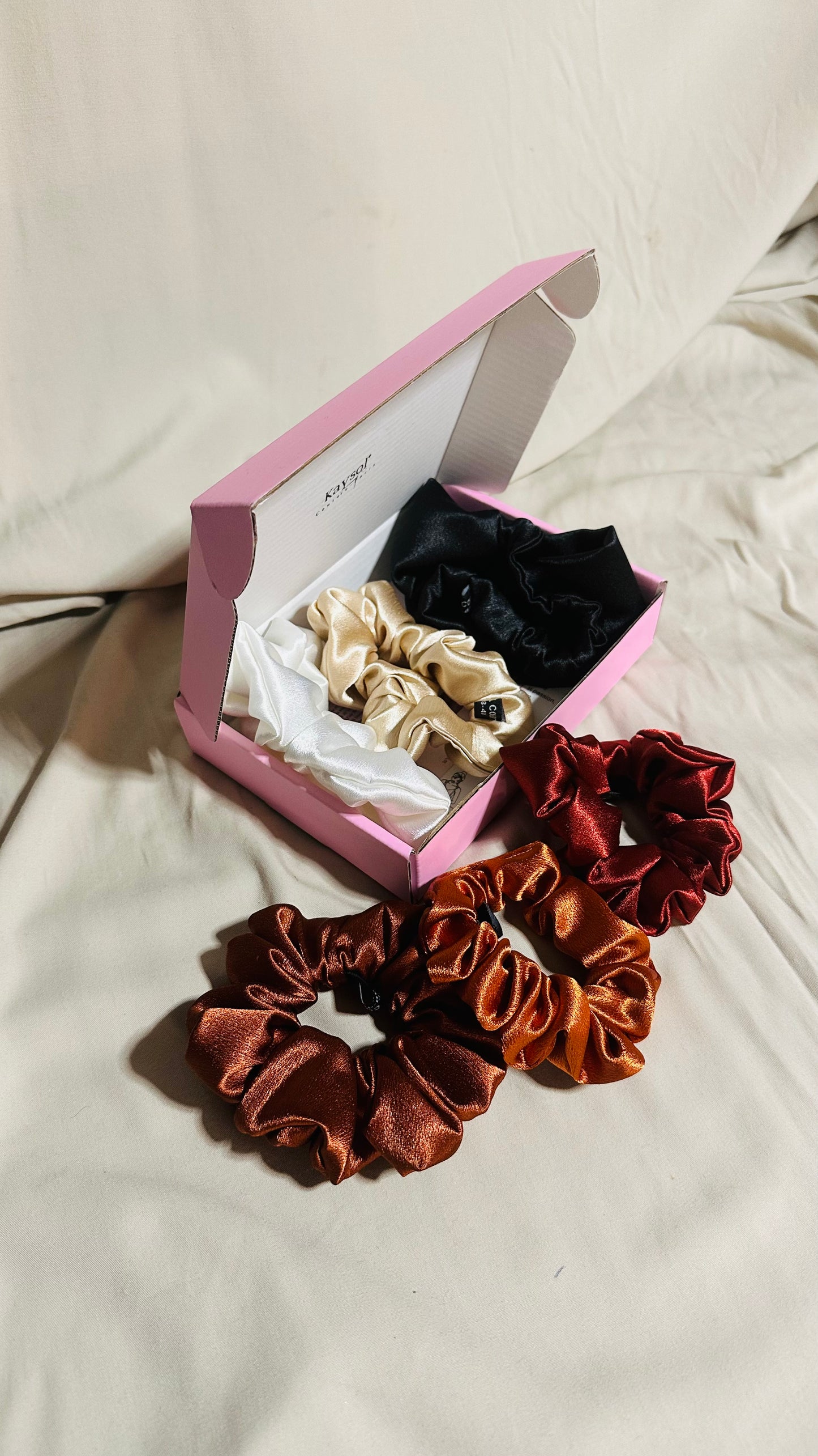 Coffret 6 chouchous en satin premium nuance brun. Protège les cheveux, limite la casse et apporte élégance et brillance. Livraison internationale.