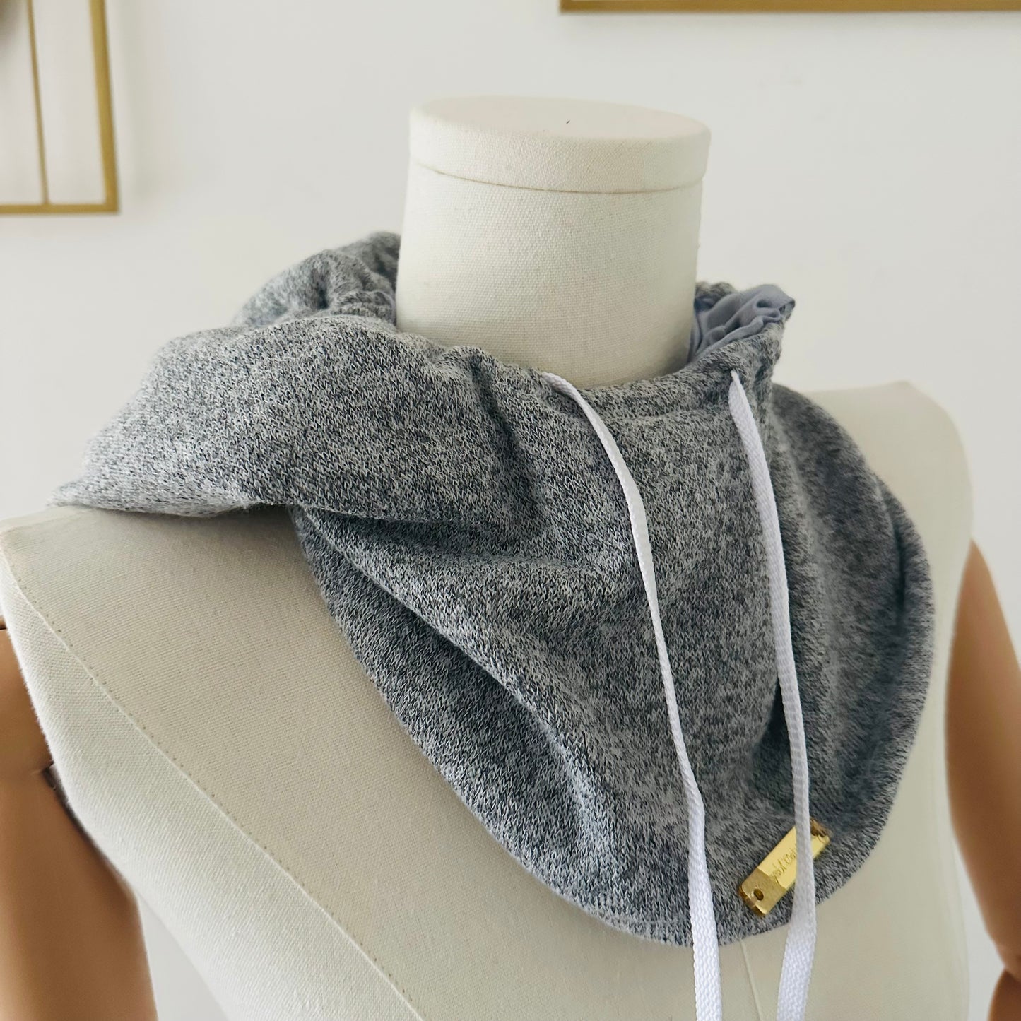  Cagoule Kaysol en maille doublée satin avec cordon à embouts métalliques dorés – capuche protectrice cheveux – plusieurs couleurs disponibles 