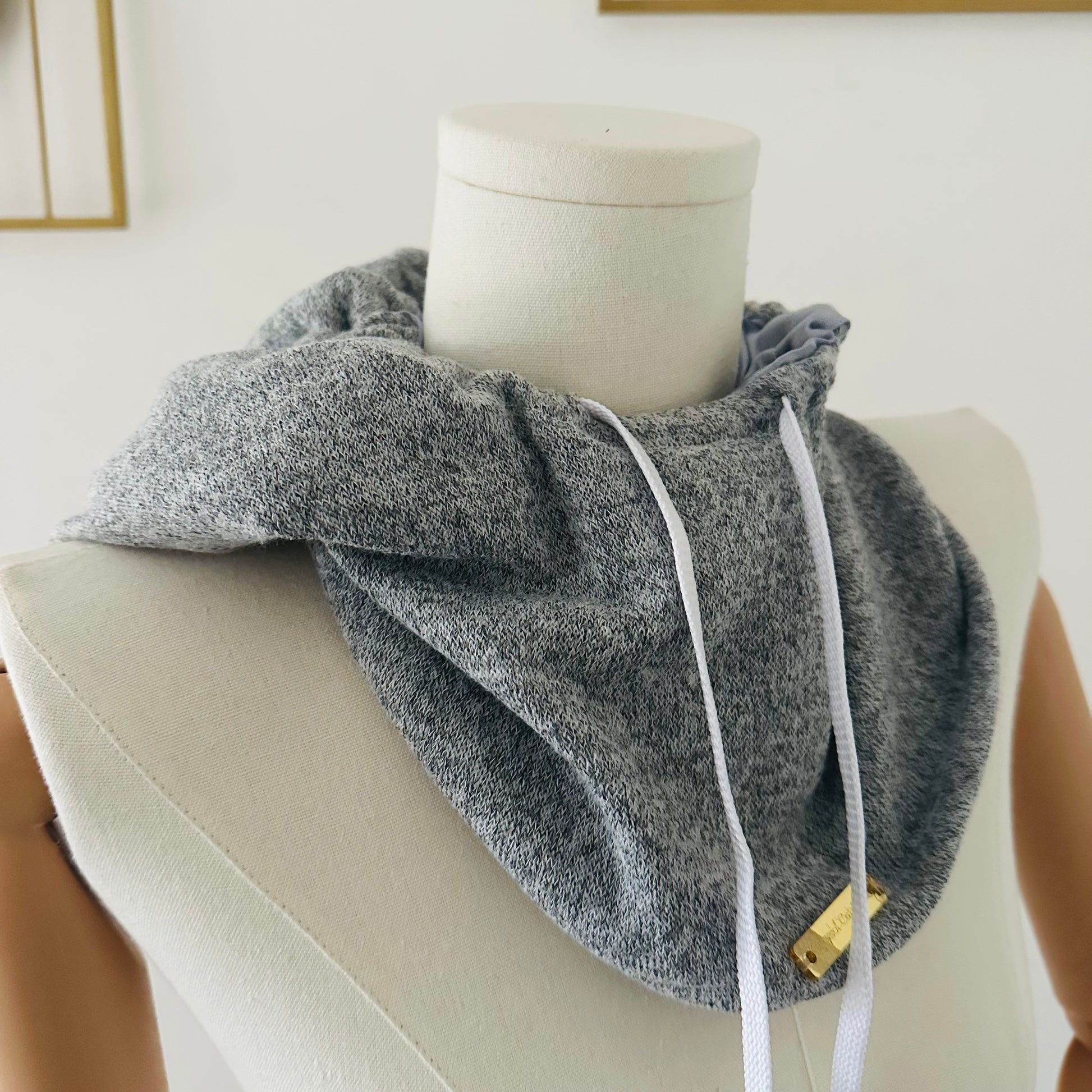  Cagoule Kaysol en maille doublée satin avec cordon à embouts métalliques dorés – capuche protectrice cheveux – plusieurs couleurs disponibles 