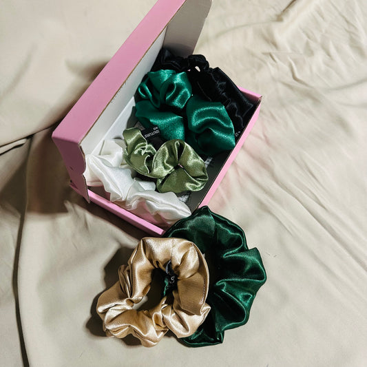 Coffret de 6 chouchous en satin premium, nuances vert et doré. Protège les cheveux, limite la casse et sublime vos coiffures. Livraison internationale.