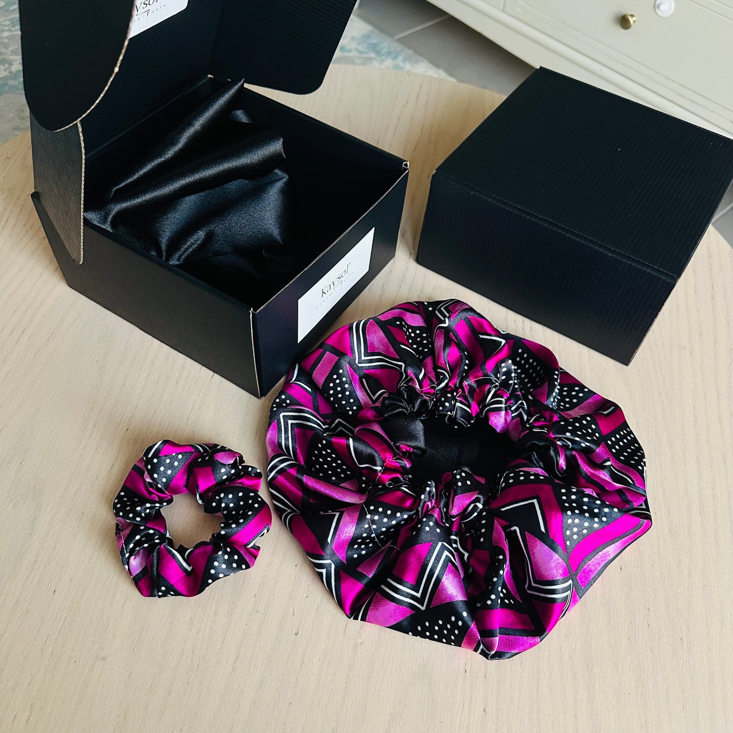 Box Cadeau Girly - Bonnet en satin imprimé rose - Taie - chouchou Assorti