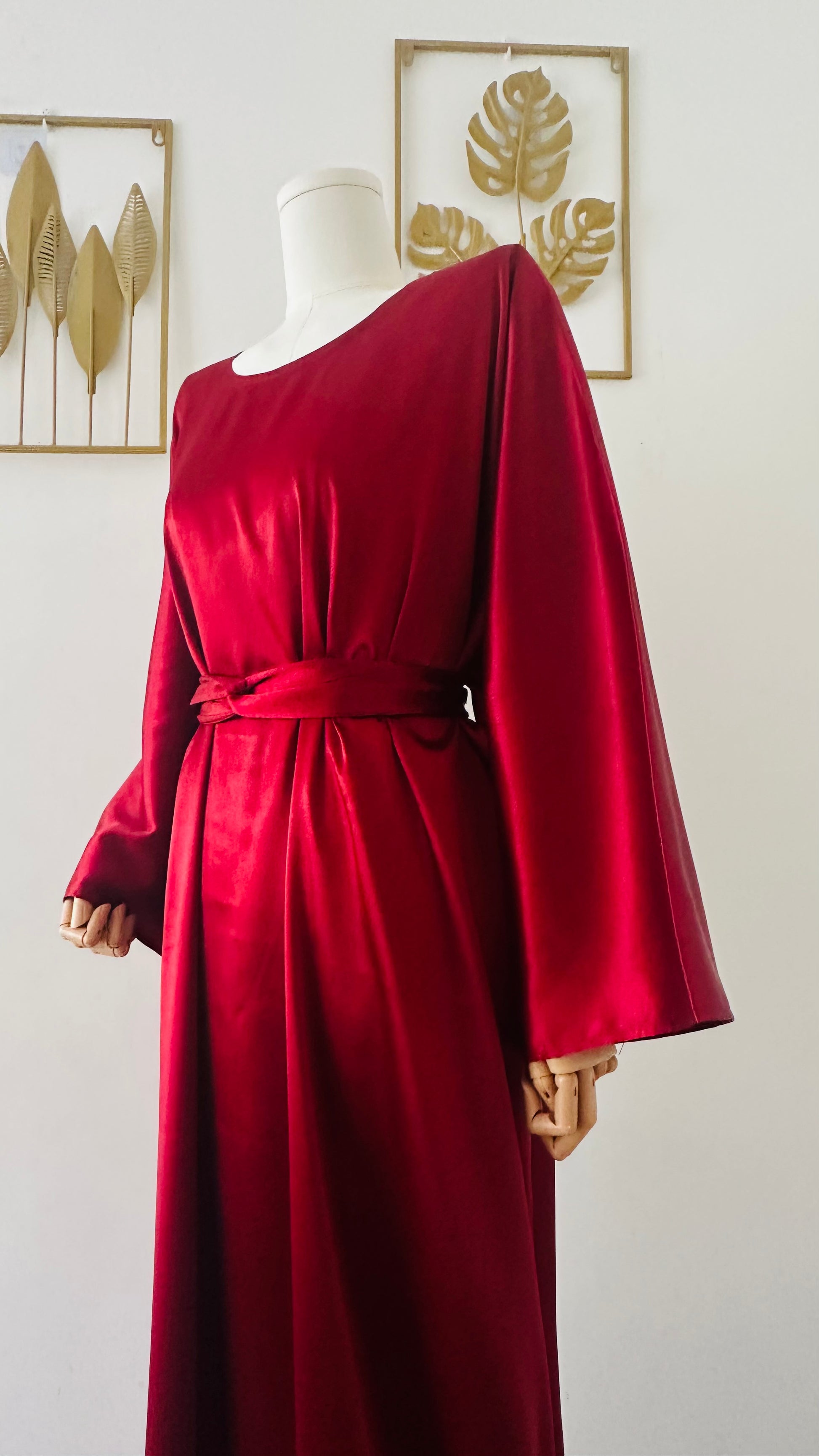 Robe Nayla longue en satin brillant coupe chauve-souris avec ceinture torsadée, idéale pour mariage, demoiselle d’honneur, cérémonie ou tenue Aïd – Kaysol Couture.