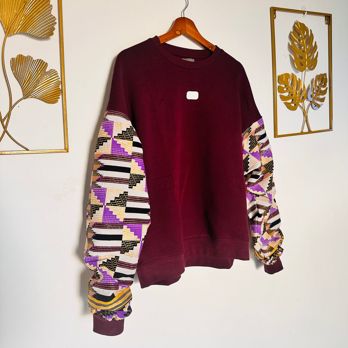Damen-Sweatshirt mit Wax-Stoff / Bordeaux - Ärmel mit glitzerndem Bogolan-Muster / Neu