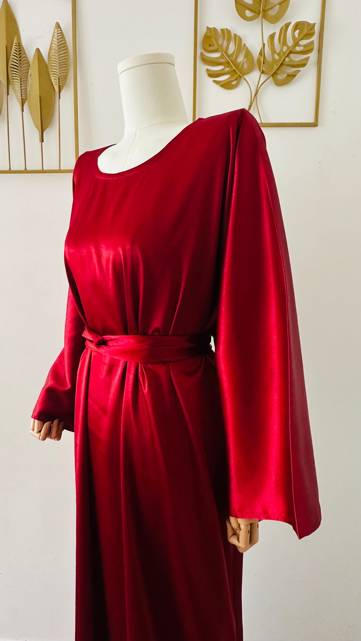 Robe Nayla longue en satin brillant coupe chauve-souris avec ceinture torsadée, idéale pour mariage, demoiselle d’honneur, cérémonie ou tenue Aïd – Kaysol Couture.