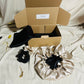 Coffret soie de mûrier noir beige avec taie 22 mommes, bonnet 19 mommes et deux chouchous assortis.