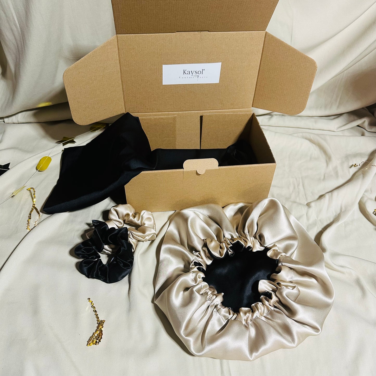 Coffret soie de mûrier noir beige avec taie 22 mommes, bonnet 19 mommes et deux chouchous assortis.