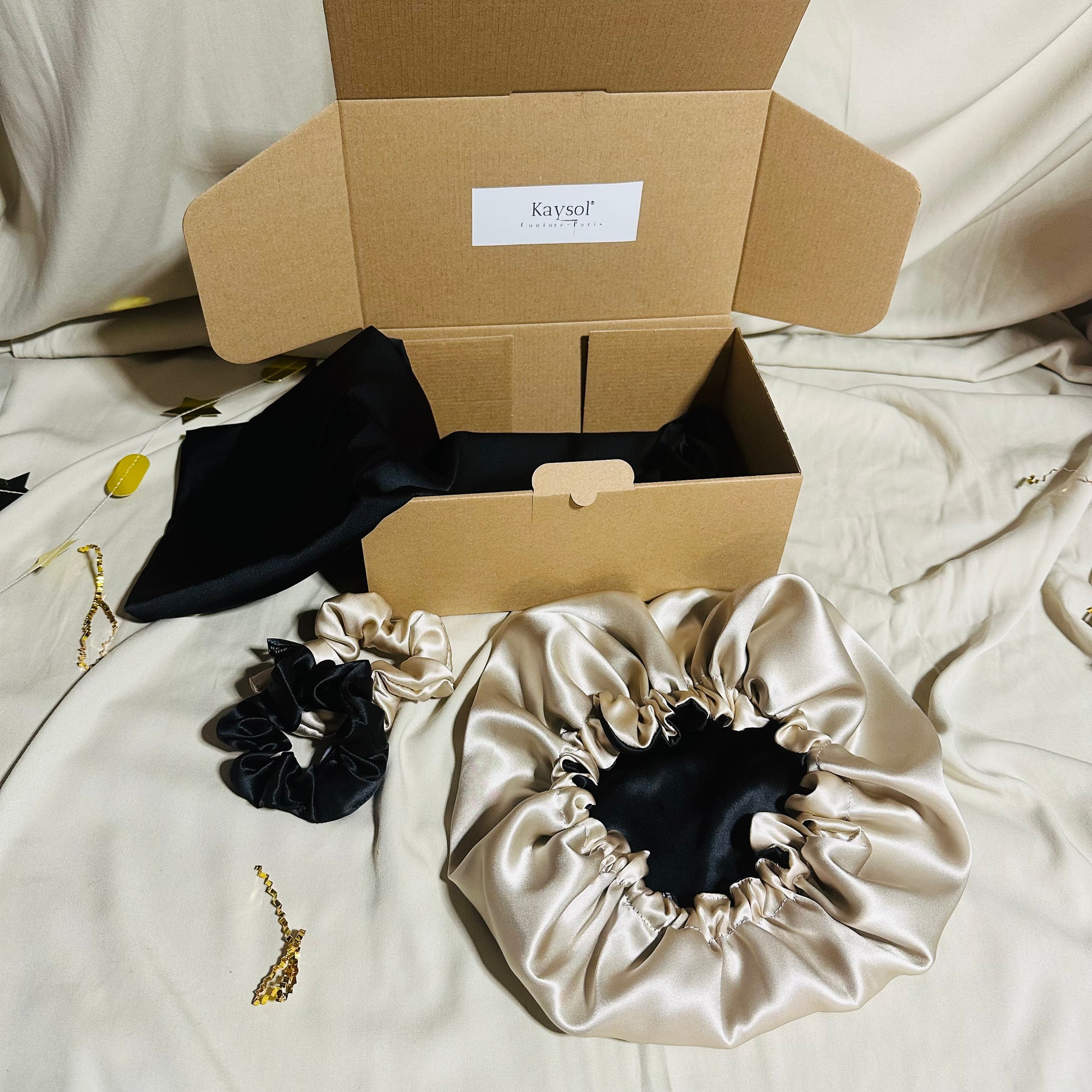 Coffret soie de mûrier noir beige avec taie 22 mommes, bonnet 19 mommes et deux chouchous assortis.