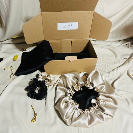 Coffret soie de mûrier noir beige avec taie 22 mommes, bonnet 19 mommes et deux chouchous assortis.