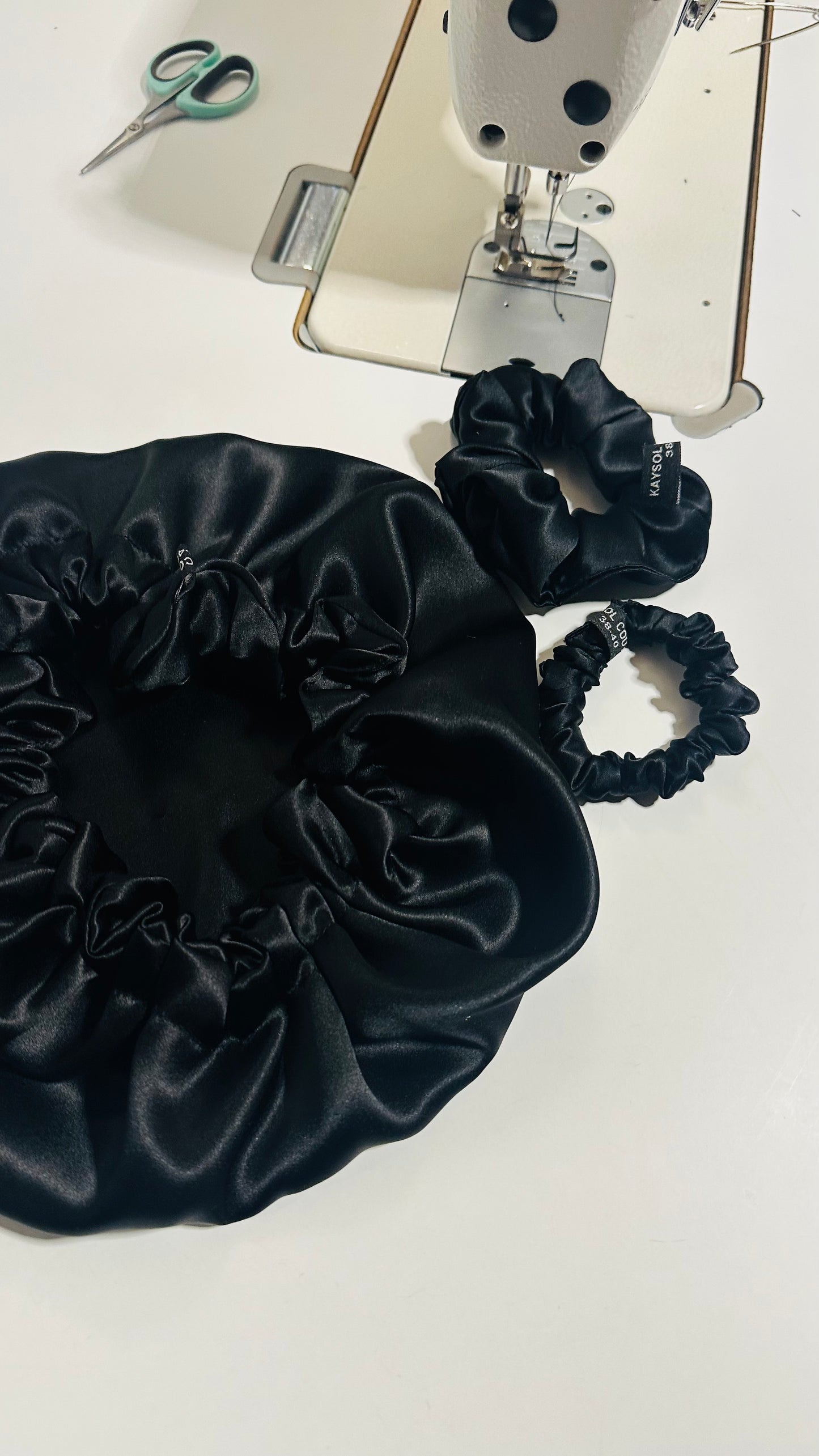 Silk bonnet + 2 scrunchies in 100% Mulberry Silk 19 momme – Black