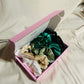 Coffret de 6 chouchous en satin premium, nuances vert et doré. Protège les cheveux, limite la casse et sublime vos coiffures. Livraison internationale.