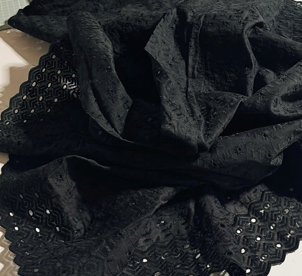 Tissu broderie anglaise Noir /  100 % Coton / Tissu au mètre