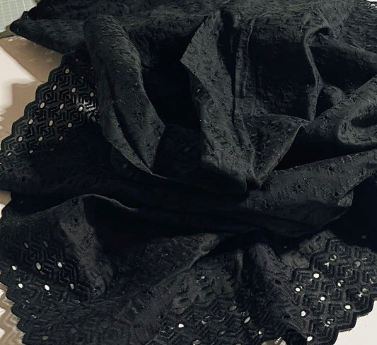 Tissu broderie anglaise Noir /  100 % Coton / Tissu au mètre