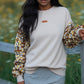 Sweat femme beige manches batik Bogolan pailleté. Confort, style unique et inspiration wax. Cadeau original signé Kaysol Couture.