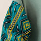 Sweat femme vert manches batik Bogolan pailleté. Pièce unique et stylée signée Kaysol Couture. Cadeau idéal, confort et inspiration wax.