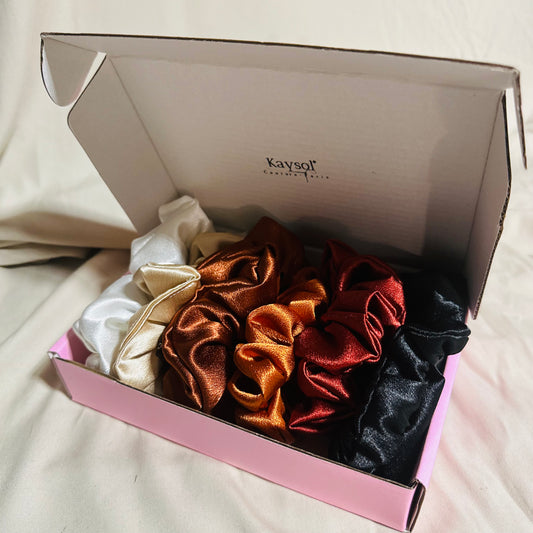 Coffret 6 chouchous en satin premium nuance brun. Protège les cheveux, limite la casse et apporte élégance et brillance. Livraison internationale.