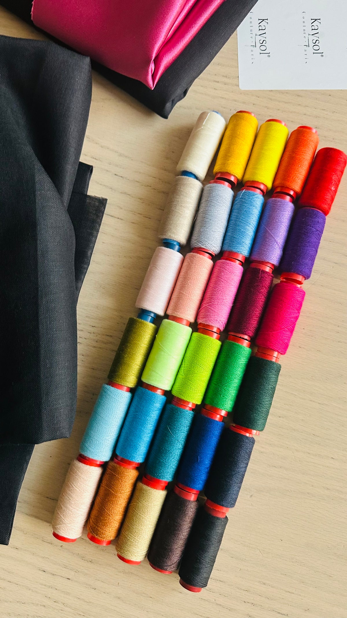 Hilo de coser 100 % poliéster – Bobina aprox. 200 m – Varios colores