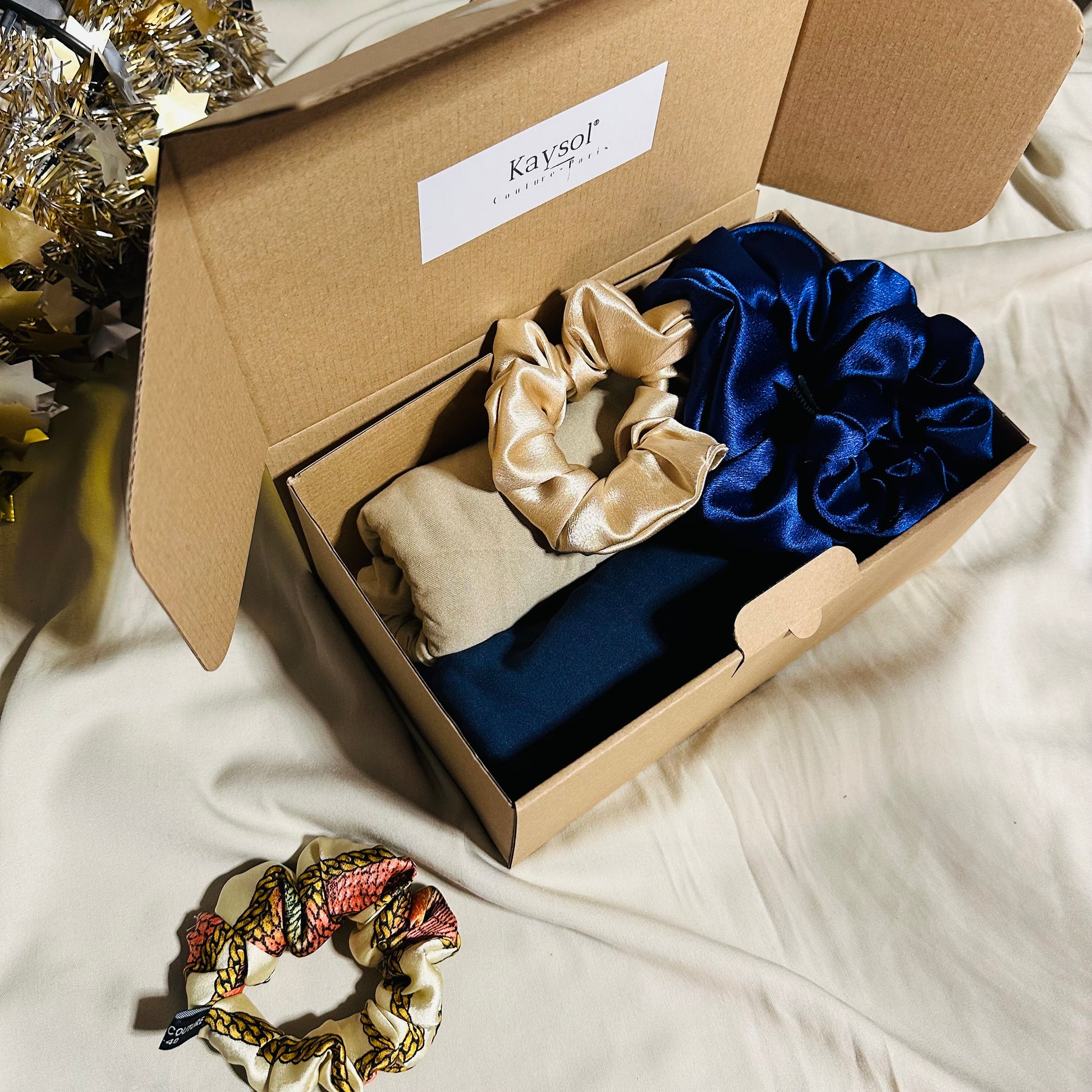 Coffret cadeau femme comprenant deux foulards en jersey beige et marine avec lot de chouchous en satin premium assortis.