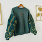 Sweat femme vert manches batik Bogolan pailleté. Pièce unique et stylée signée Kaysol Couture. Cadeau idéal, confort et inspiration wax.