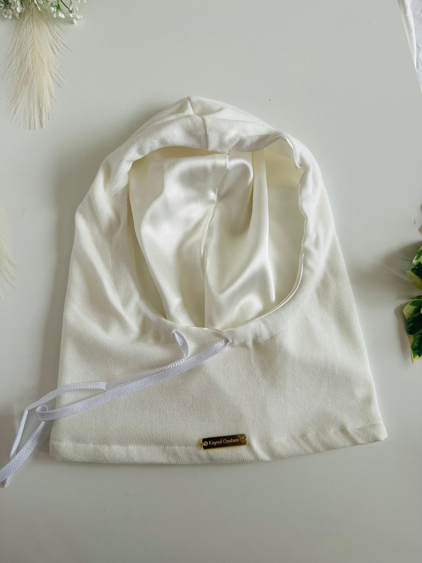  Cagoule Kaysol en maille doublée satin avec cordon à embouts métalliques dorés – capuche protectrice cheveux – plusieurs couleurs disponibles 