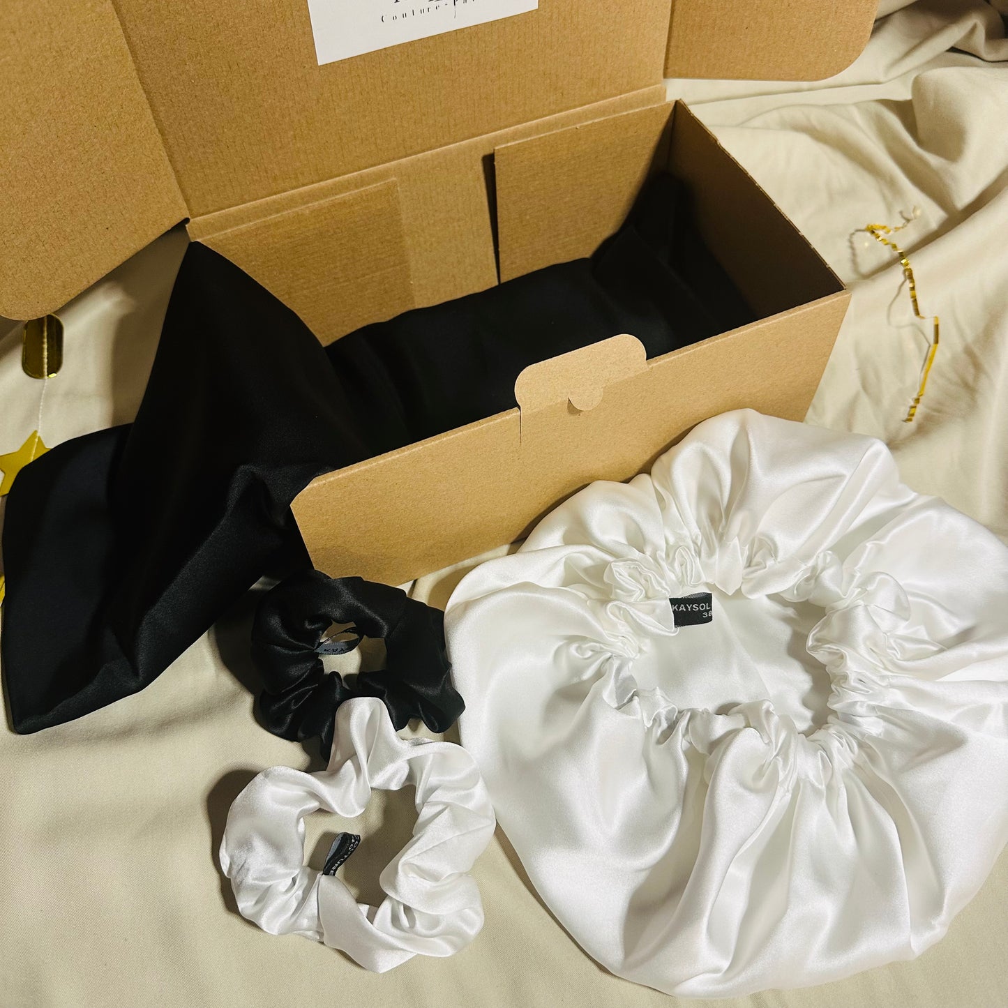 Coffret | 100 % Soie de mûrier | Taie en Soie | Bonnet et Chouchous assorti | Noir/creme