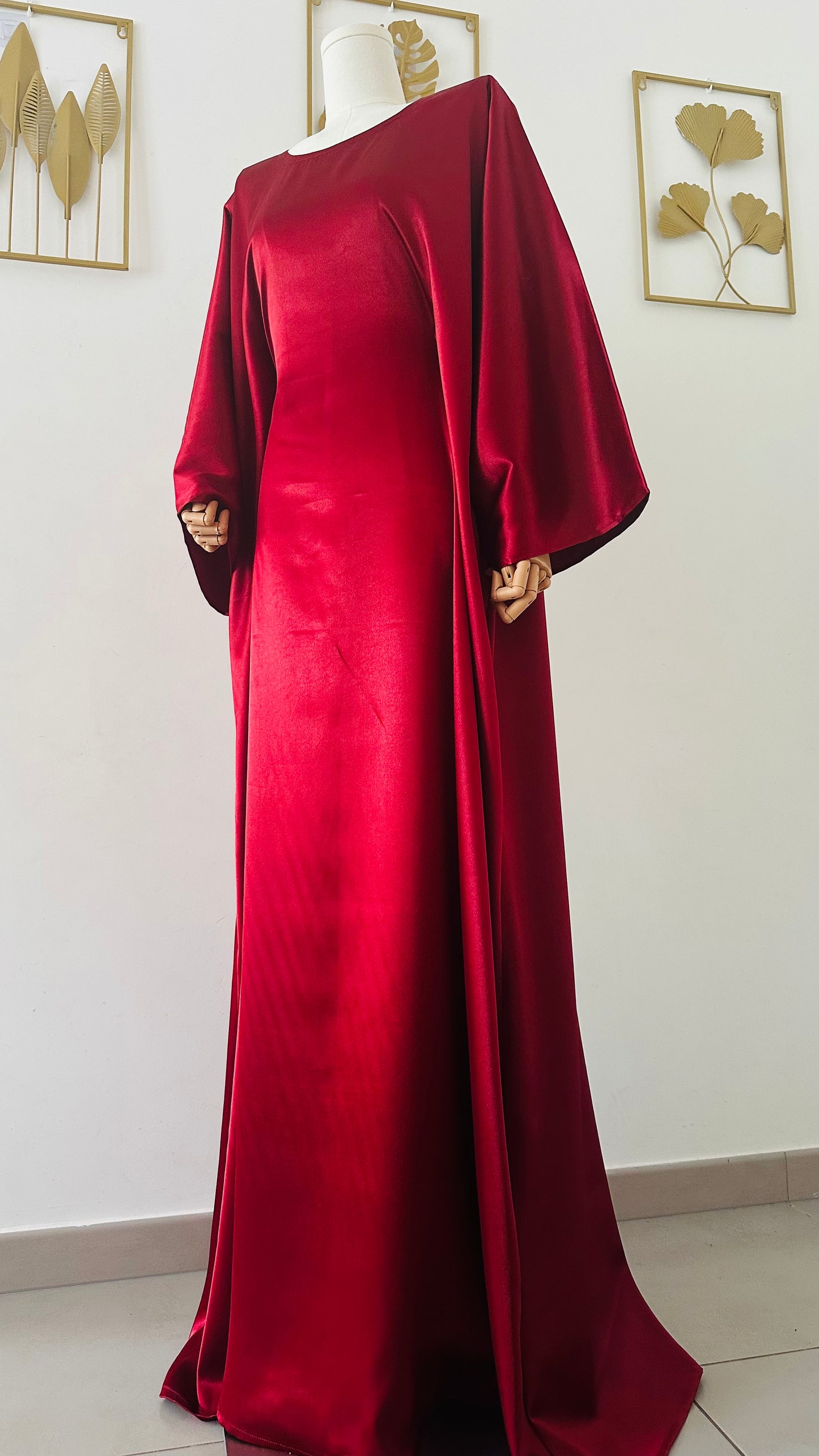 Robe Nayla longue en satin brillant coupe chauve-souris avec ceinture torsadée, idéale pour mariage, demoiselle d’honneur, cérémonie ou tenue Aïd – Kaysol Couture.