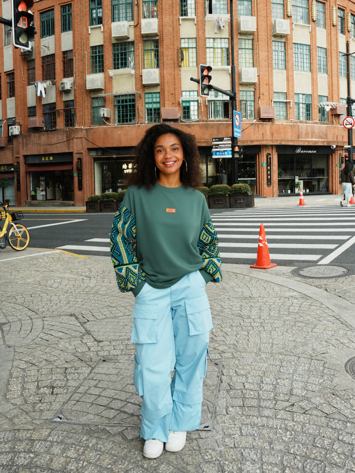 Sweat femme vert manches batik Bogolan pailleté. Pièce unique et stylée signée Kaysol Couture. Cadeau idéal, confort et inspiration wax.