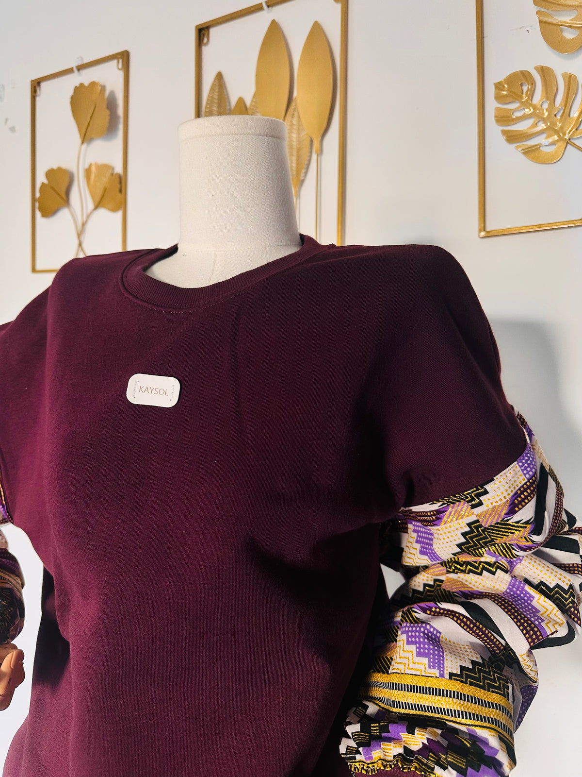Damen-Sweatshirt mit Wax-Stoff / Bordeaux - Ärmel mit glitzerndem Bogolan-Muster / Neu