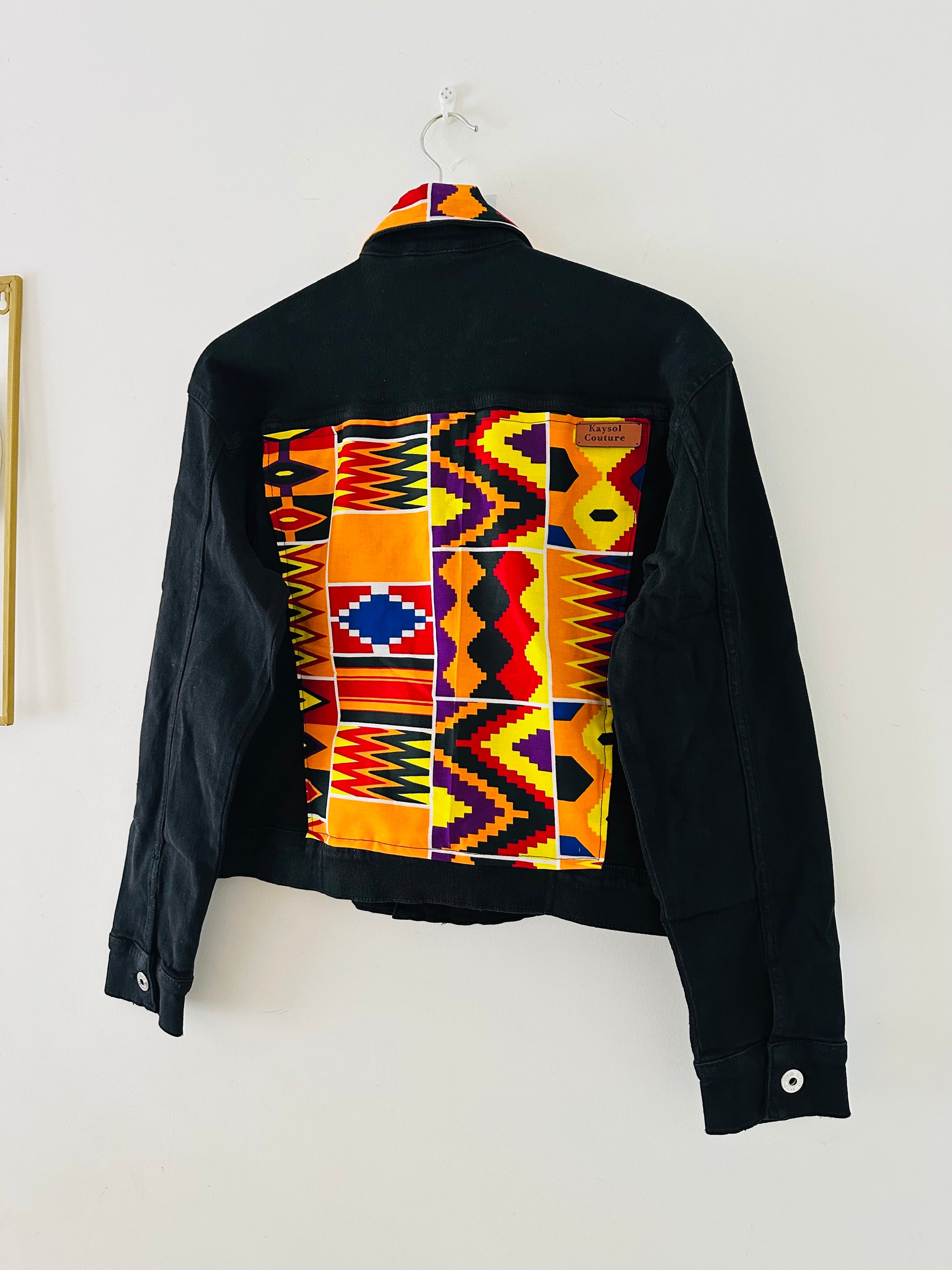 Veste en jean noir avec dos en tissu wax coloré – Kaysol Couture