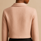 Patron PDF veste courte Noor femme. Coupe droite chic et facile à coudre. Idéal pour progresser ou offrir à une passionnée de couture. Tailles 34–56.