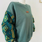 Sweat femme vert manches batik Bogolan pailleté. Pièce unique et stylée signée Kaysol Couture. Cadeau idéal, confort et inspiration wax.