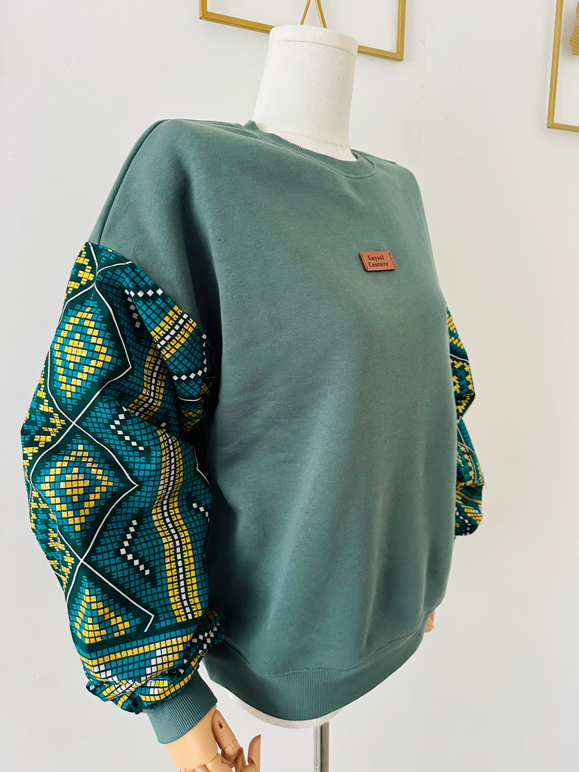 Sweat femme vert manches batik Bogolan pailleté. Pièce unique et stylée signée Kaysol Couture. Cadeau idéal, confort et inspiration wax.