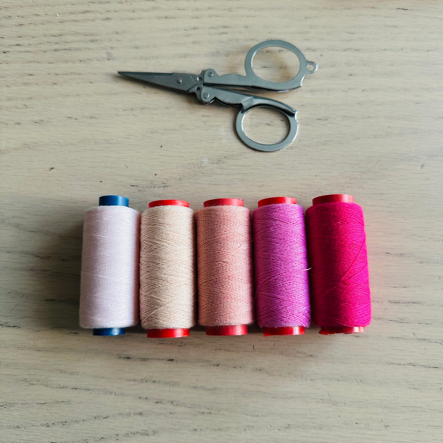 Lot de 5 Bobines de Fil à Coudre Polyester – 300 Yards | Couleurs au choix