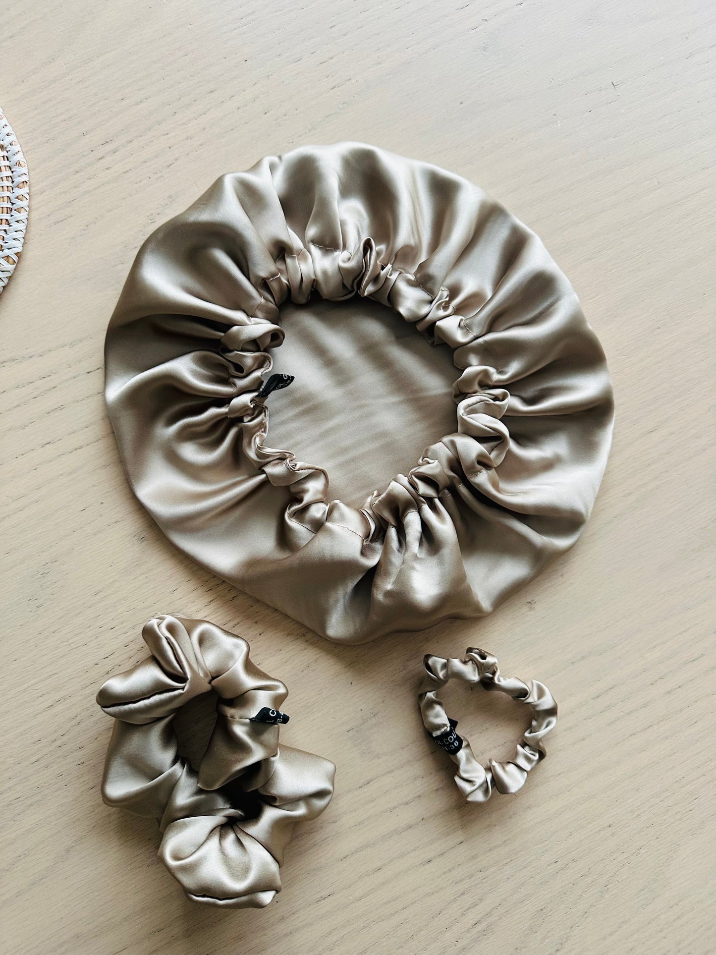 Set bonnet +  2 chouchous en  100 % Soie de mûrier 19 mommes – Beige champagne