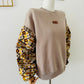 Sweat femme beige manches batik Bogolan pailleté. Confort, style unique et inspiration wax. Cadeau original signé Kaysol Couture.
