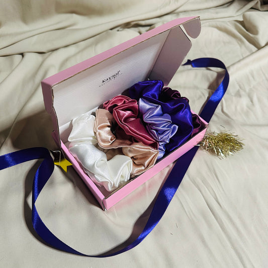 Coffret 6 chouchous en satin premium nuance girly comprenant blanc, nude, rose, violet et bordeaux, taille moyenne.