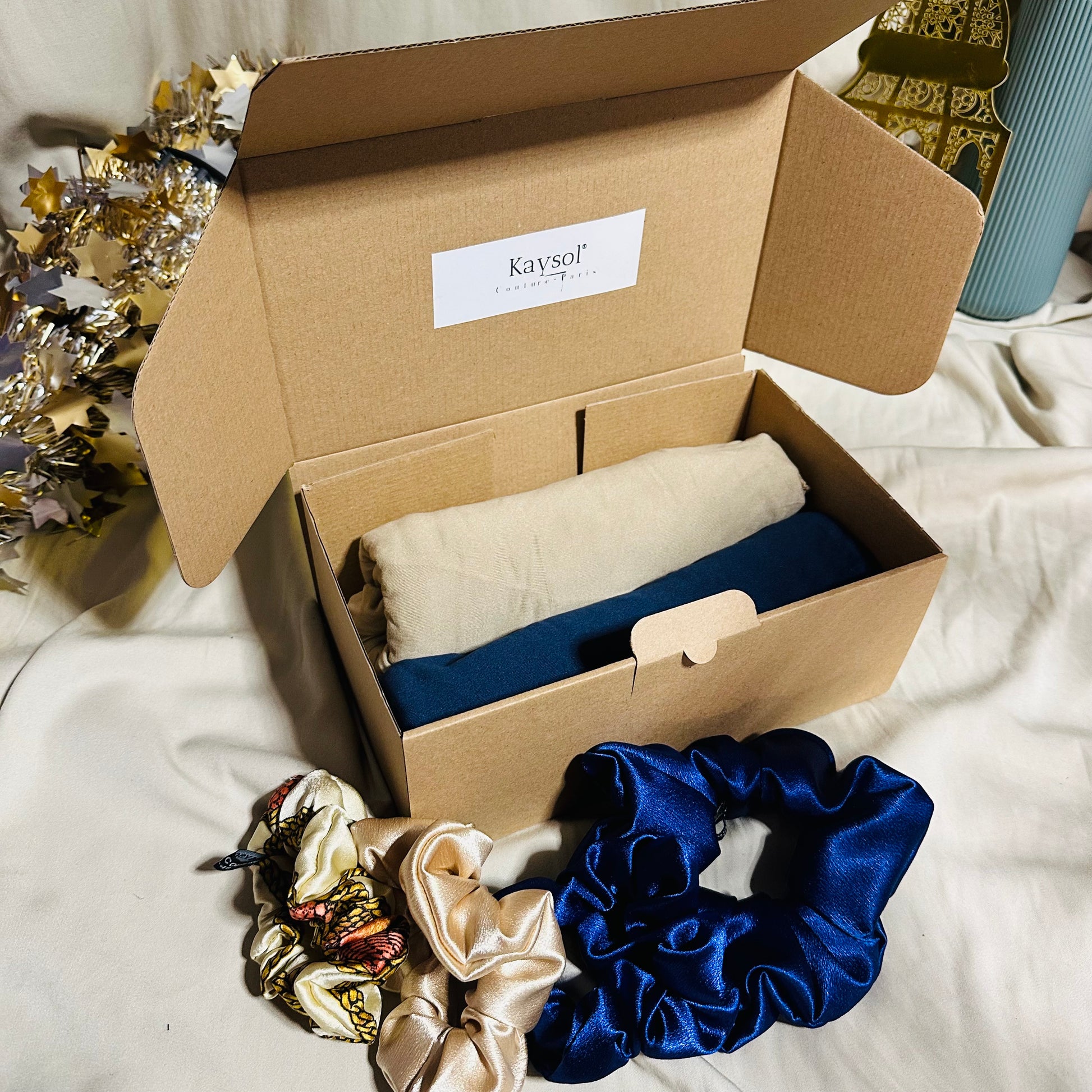 Coffret cadeau femme comprenant deux foulards en jersey beige et marine avec lot de chouchous en satin premium assortis.